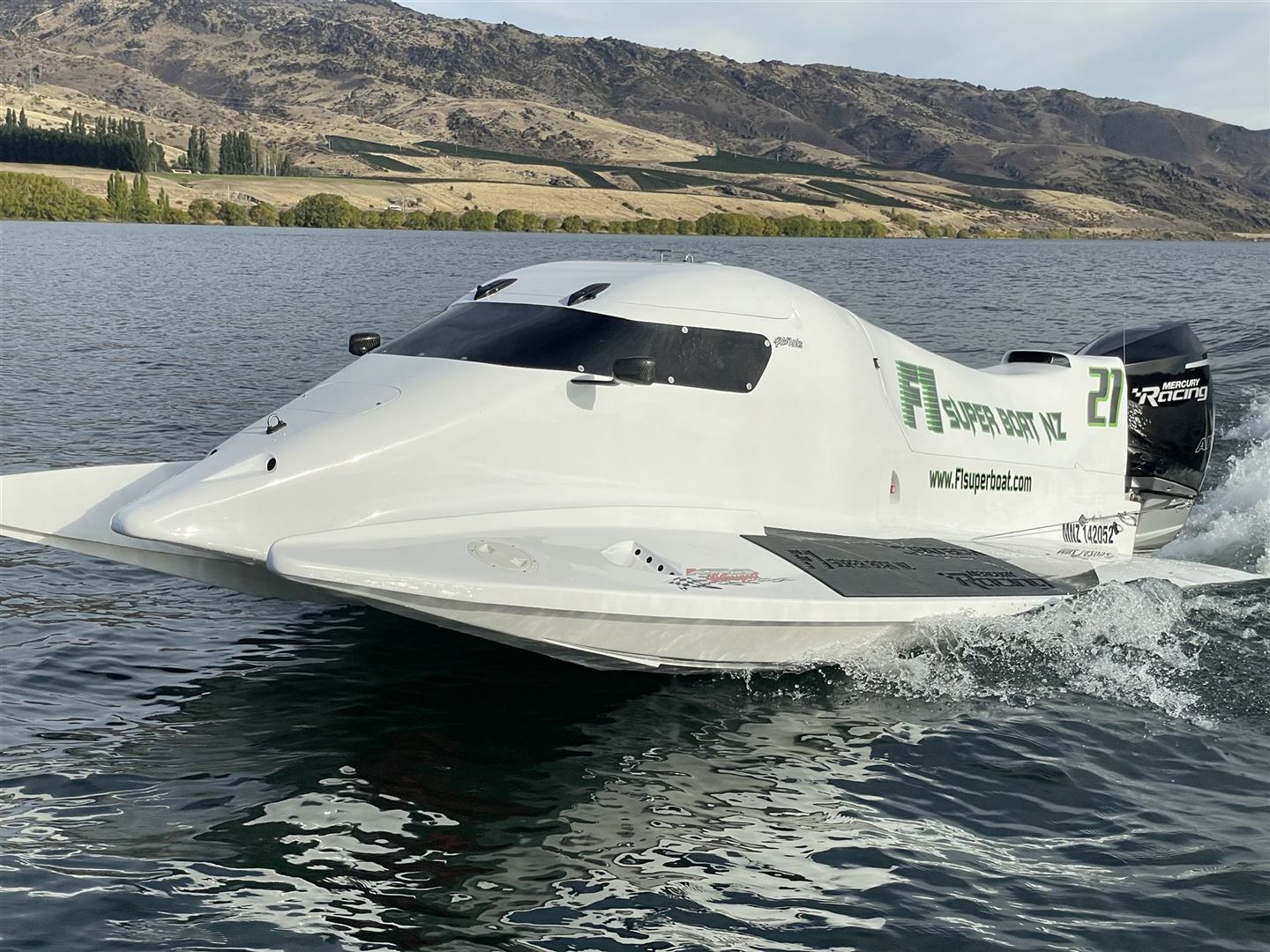 F1 Super Boat NZ speed boat racing on Lake Dunstan, Cromwell