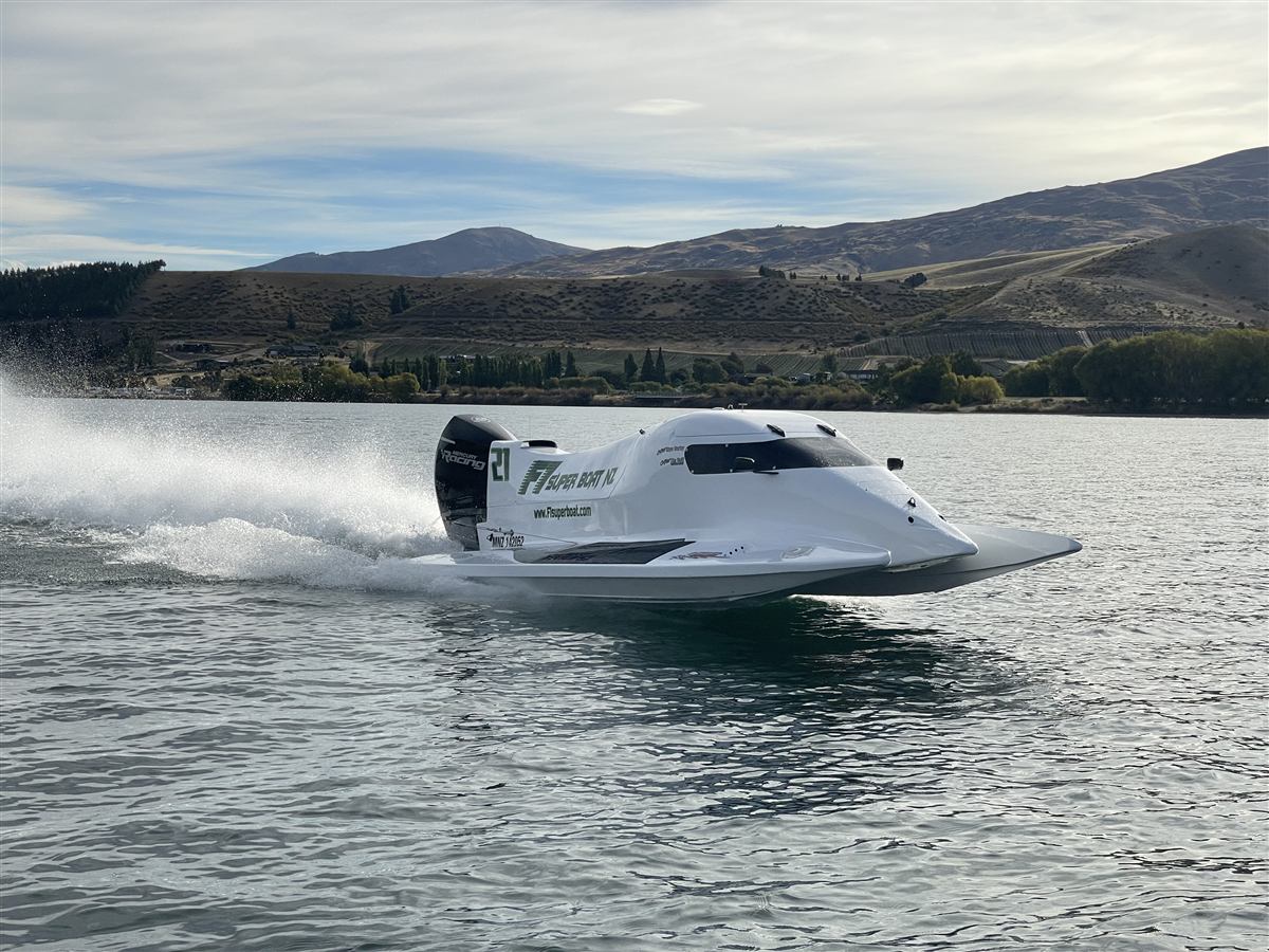 F1 Super Boat NZ racing across Lake Dunstan in Central Otago, a corporate team building activity