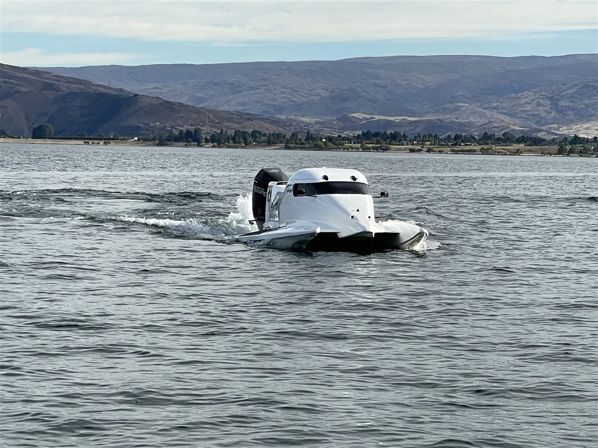 F1 Super Boat NZ turning on Lake Dunstan near Cromwell